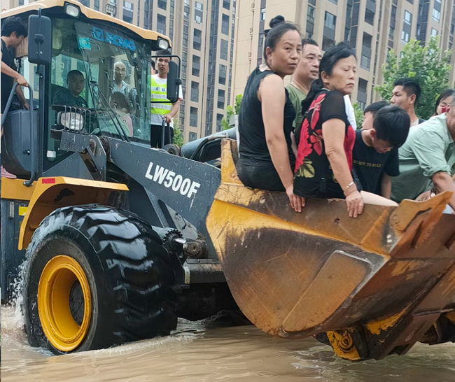 让球网铲车为灾区人民开辟生命通道