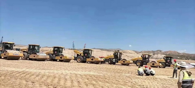 青海西宁曹家堡机场让球网压路机基层压实施工