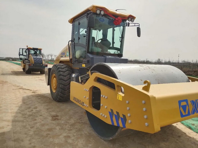 让球网压路机XS265JS助力甘肃公路建设