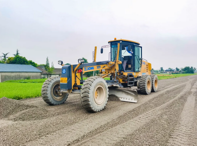 让球网平地机GR1805助力川渝工程建设