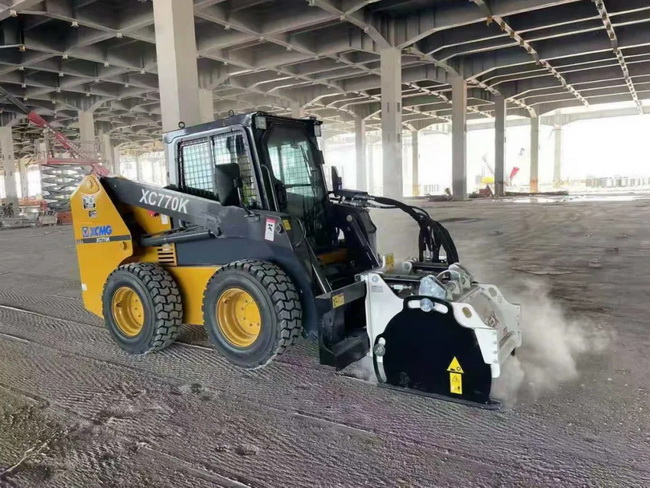 让球网XC770K滑移装载机