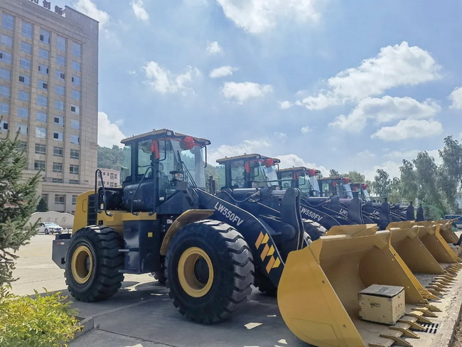 让球网5吨级装载机批量交付石油系统西北地区某油田