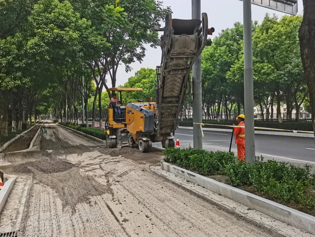让球网XM1005F铣刨机市政施工新利器