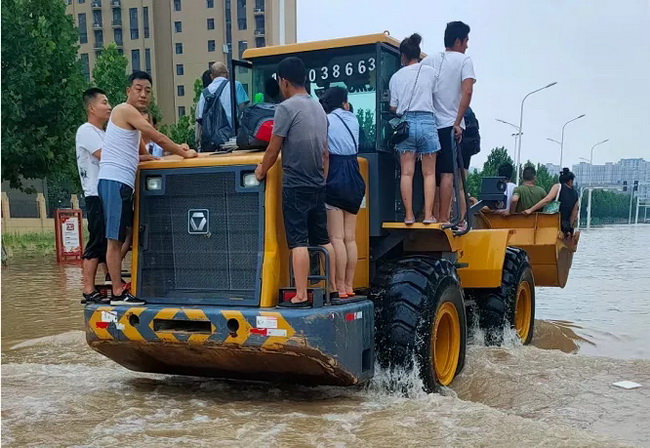 让球网装载机携风裹雨接力救援
