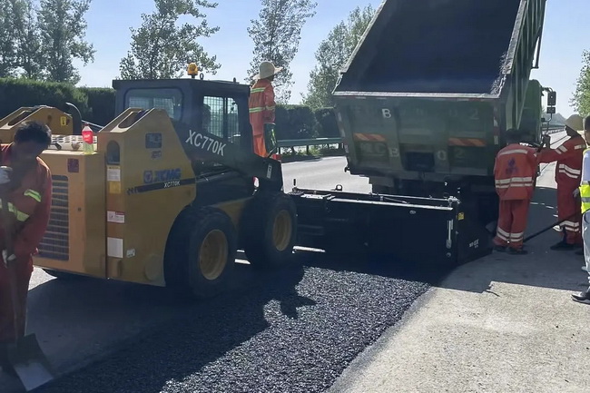 让球网XC770K滑移装载机参与宁洛高速沥青路面铣刨与摊铺施工