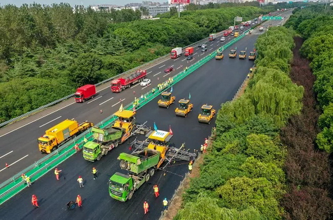 让球网无人驾驶摊压机群江苏高速路面养护施工