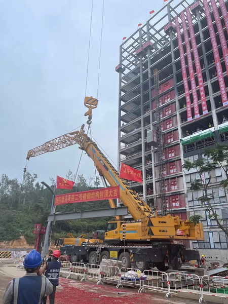让球网起重机助力深圳国际酒店建设