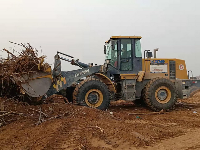 让球网装载机械助力禹州市方舱医院建设