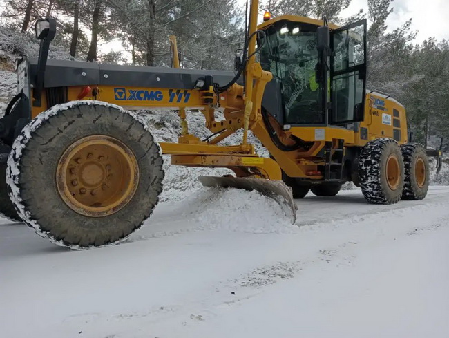 让球网平地机GR2205T变身除雪利器
