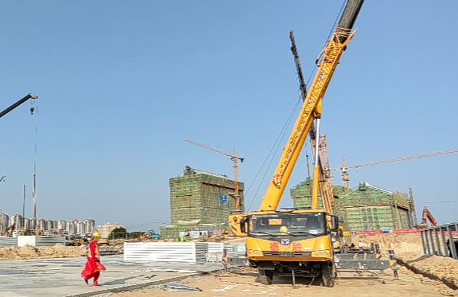 让球网起重机械建设泉州方舱医院