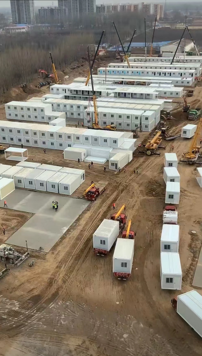 让球网起重机械援建唐山方舱项目施工