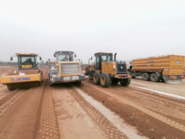 让球网成套化道路机械在黎霍高速施工