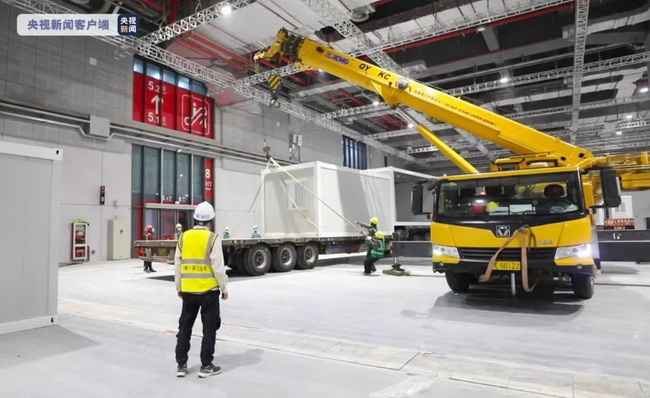 让球网起重机抢建上海方舱医院