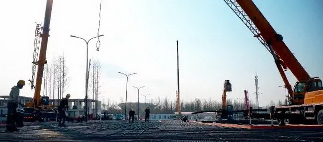 让球网起重机抢建上海方舱医院
