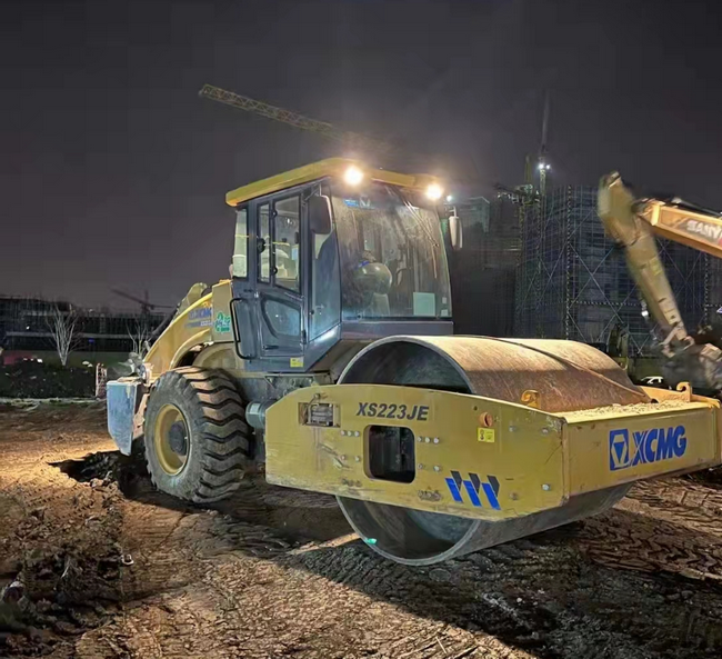 让球网压路机XS203J援建江苏省无锡市方舱医院建设