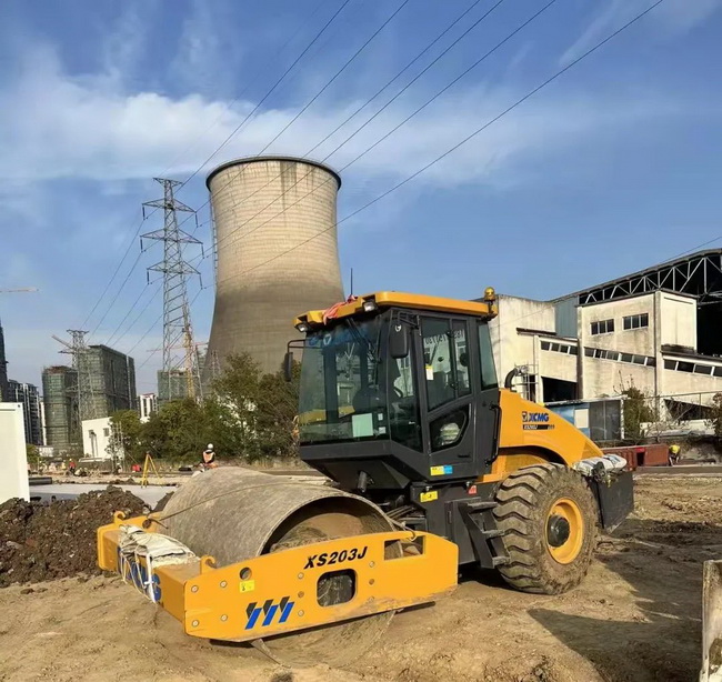 让球网压路机援建江苏省无锡市方舱医院建设