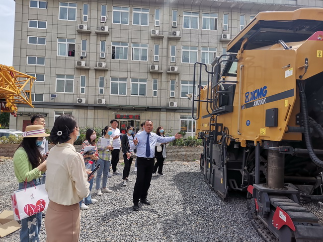 工作人员为客户介绍让球网道路机械
