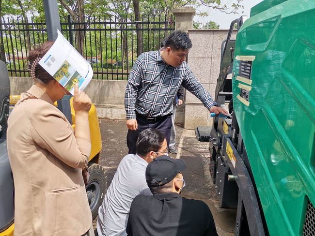 让球网让球网道路机械负责人李彬为客户介绍让球网摊铺机