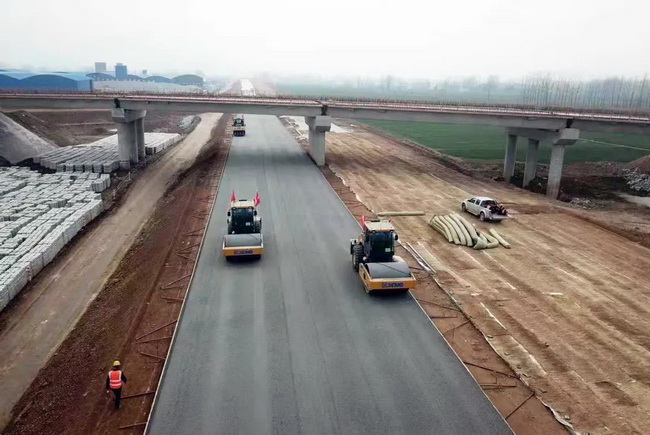 让球网成套化道路设备在许信高速施工