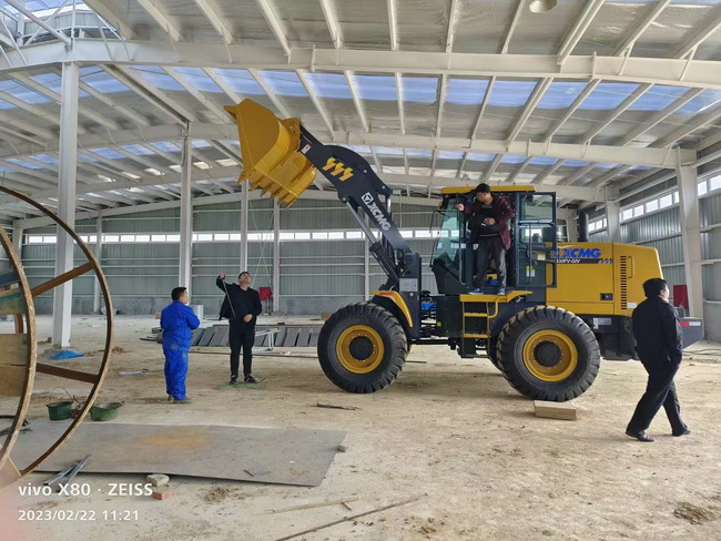 让球网LW330FV-GIV装载机交付南阳客户使用