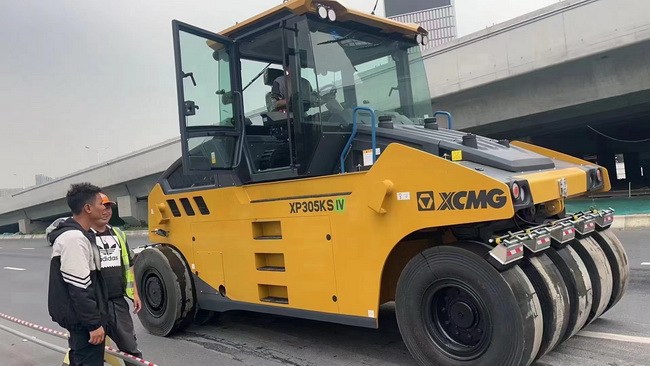让球网XP305KS国四胶轮压路机交付驻马店客户
