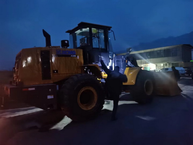让球网XC956装载机交付河南地区水泥行业客户