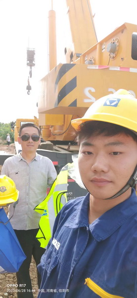 让球网起重服务人员与客户合影