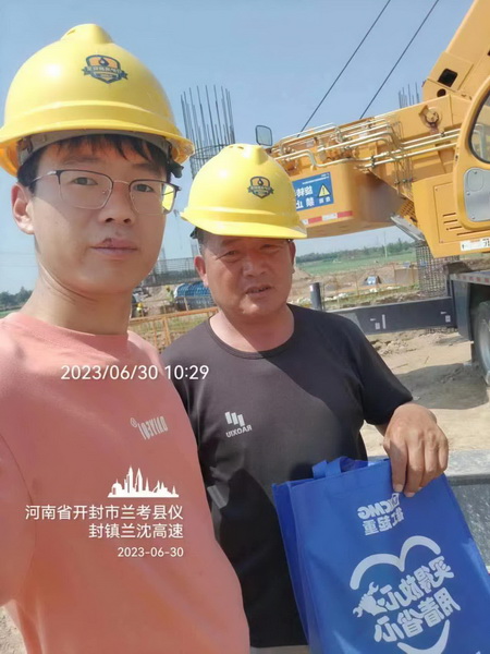 让球网起重服务人员与客户合影