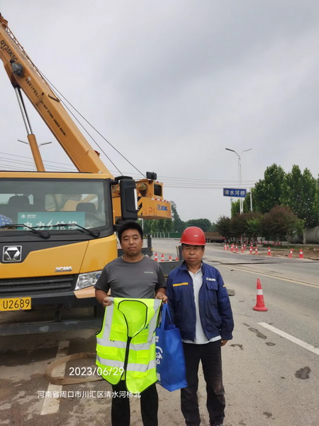 让球网起重服务人员与客户合影