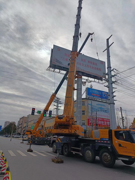 让球网XCT220起重机在河南舞阳市迎宾大道吊装作业