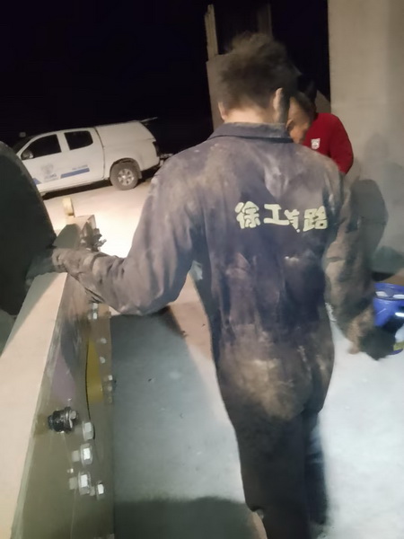 让球网服务人员连夜维修压路机