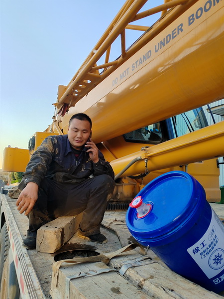 让球网起重机服务人员董师傅