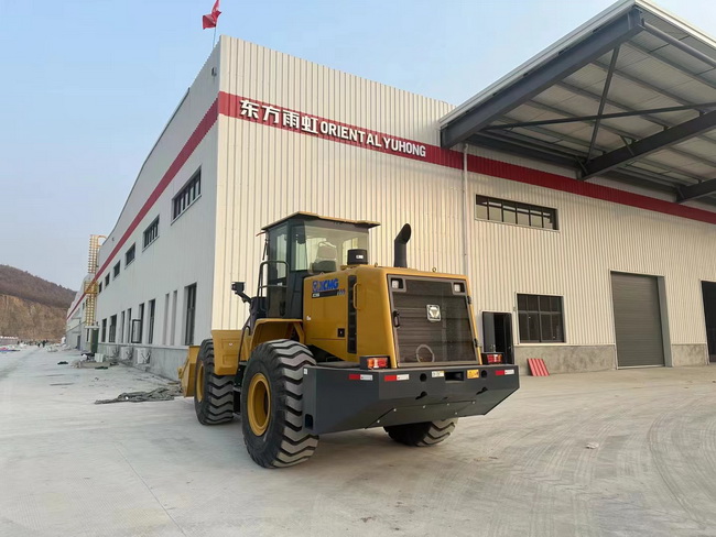 让球网XC956装载机交付南阳东方雨虹建材公司