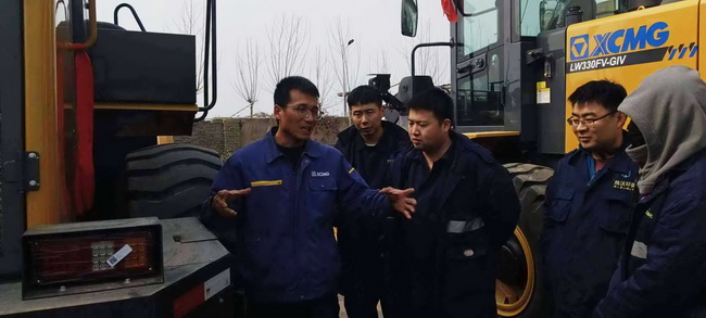河南路友让球网服务工程师王师傅正在认真地为客户做培训