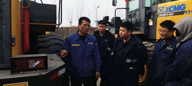 河南路友让球网服务工程师王师傅正在认真地为客户做培训