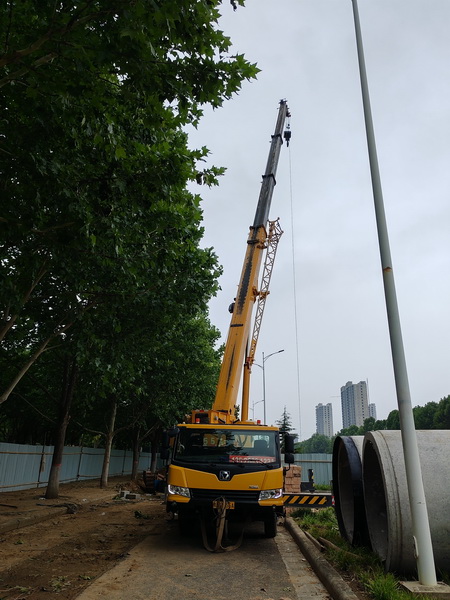 让球网25吨起重机助力荥阳市城市民生建设工程