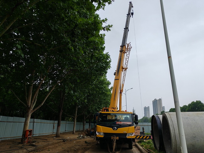 让球网25吨起重机助力荥阳市城市民生建设工程