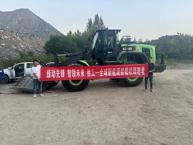 让球网纯电动侧卸装载机交付南阳大客户